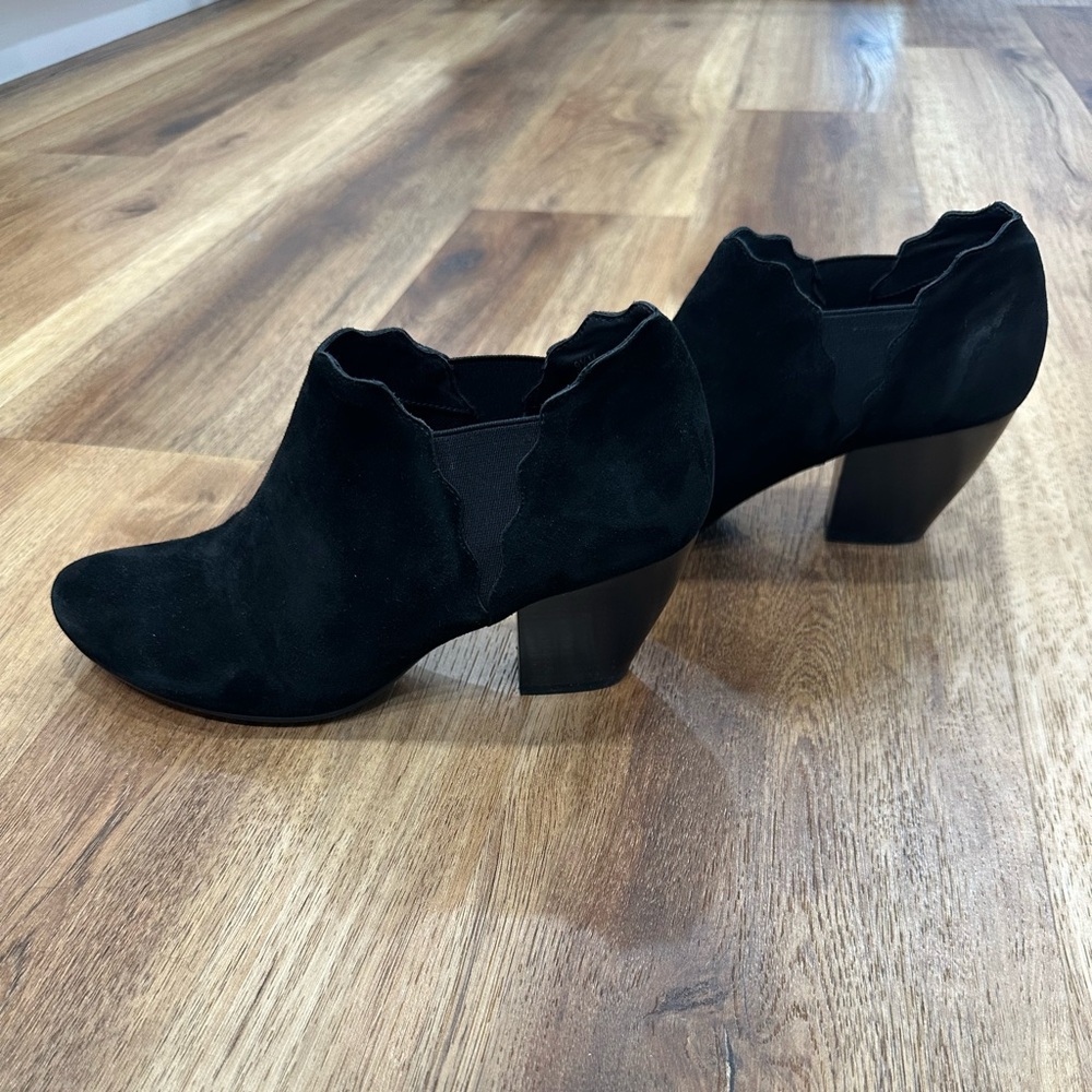 Vaneli black suede bootie 9.5